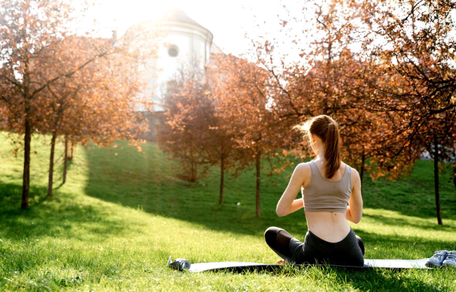 Espace de méditation calme avec coussins et lumière naturelle